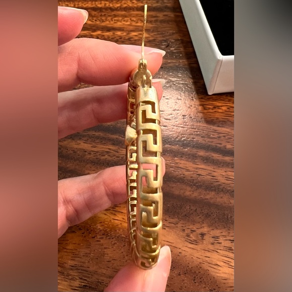 Gold Iconic Medusa Charm Hoop
Earrings✨Fashion‼️Full Inclusion Comes W Box 🎁 - Picture 5 of 14